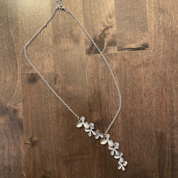 ♥ Silver Flower Necklace ❤️ - Picture 2 of 5